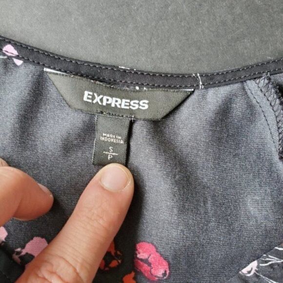šExpressĀ BlackāandāFloralāBlouse - Picture 2 of 8